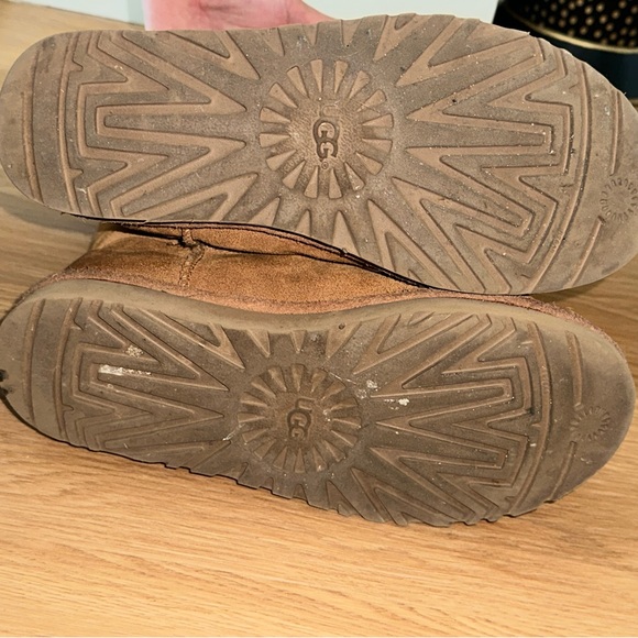 Tan uggs size 8 - Picture 11 of 12